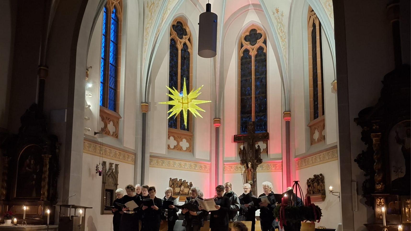 Bild vom Chor beim Adventleuchten 2025 in Unkelbach