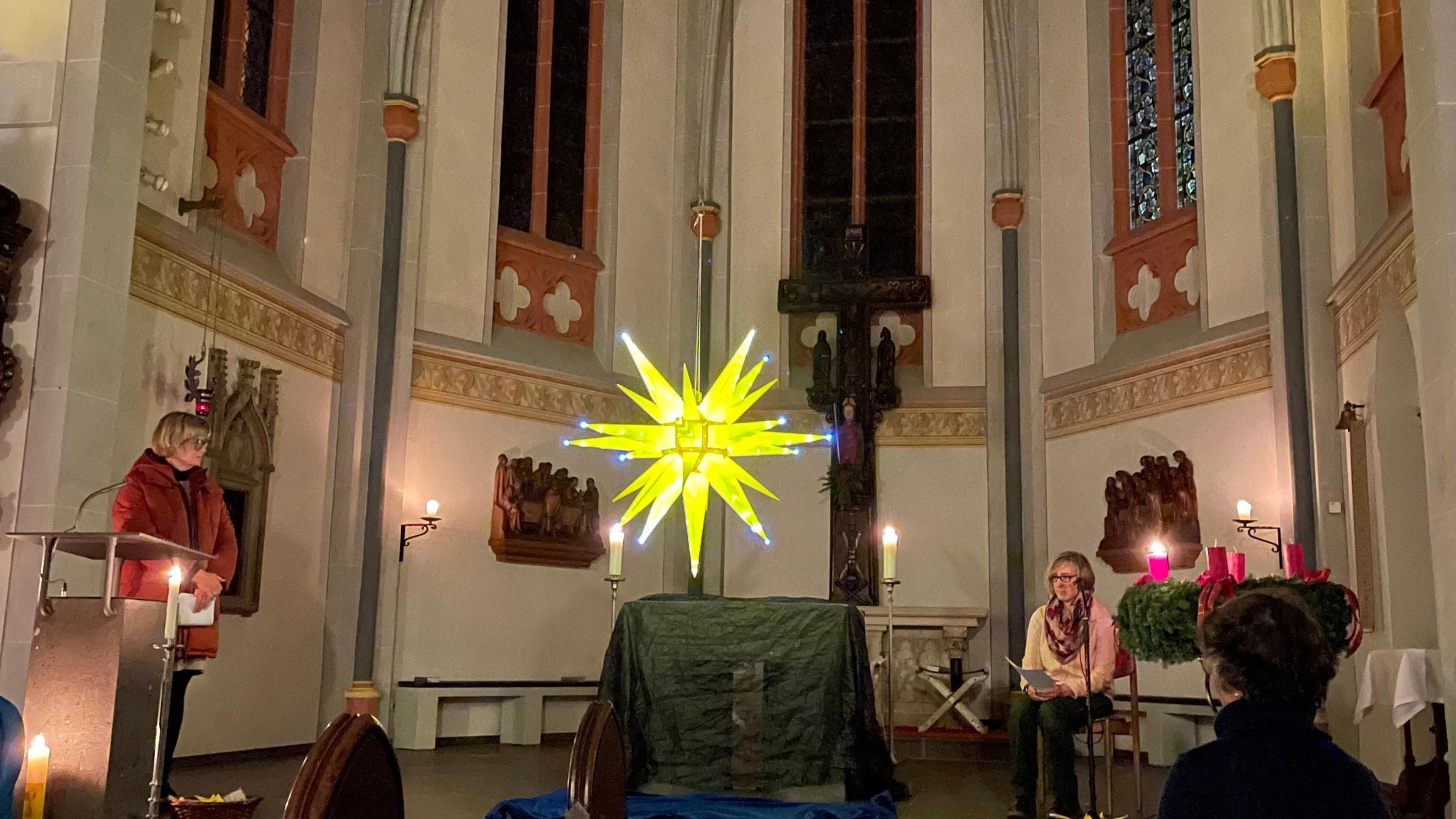 In der Pfarrkirche St. Remigius wird bei der Kinderkirche zum ersten Mal der neue Herrnhuter Sterne gezeigt