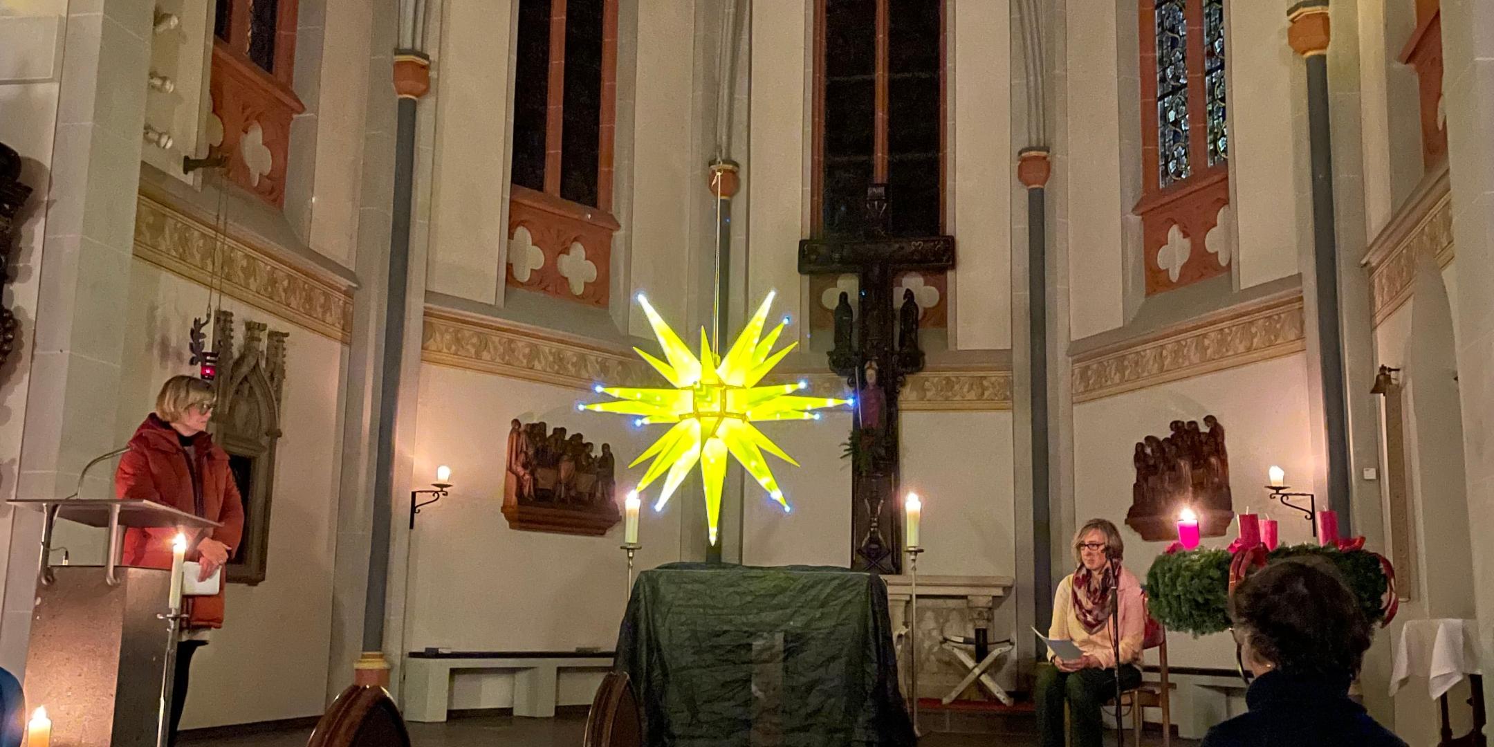 In der Pfarrkirche St. Remigius wird bei der Kinderkirche zum ersten Mal der neue Herrnhuter Sterne gezeigt