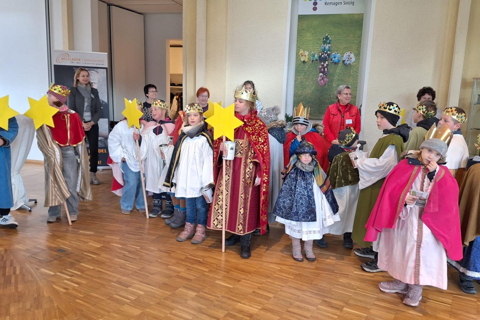 Gruppe von Sternsingern im Stadtgebiet Remagen