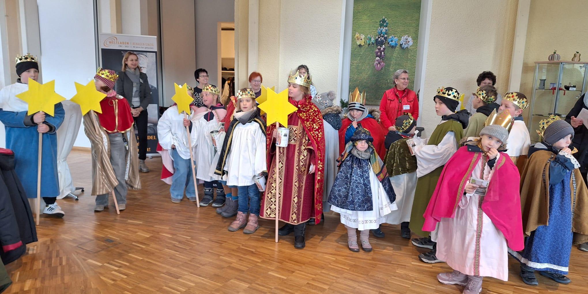 Gruppe von Sternsingern im Stadtgebiet Remagen